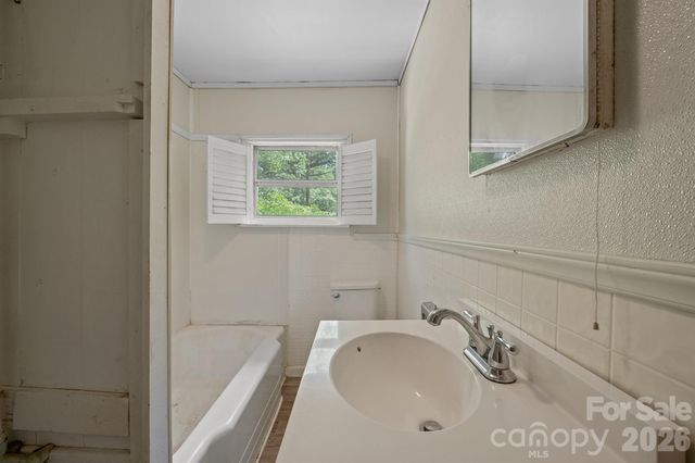 1517 E NC 10 Highway, Newton, NC 28658