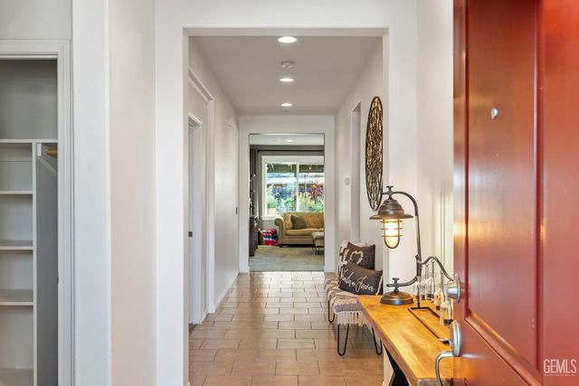 9707 Metropolitan Way, Bakersfield, CA 93311