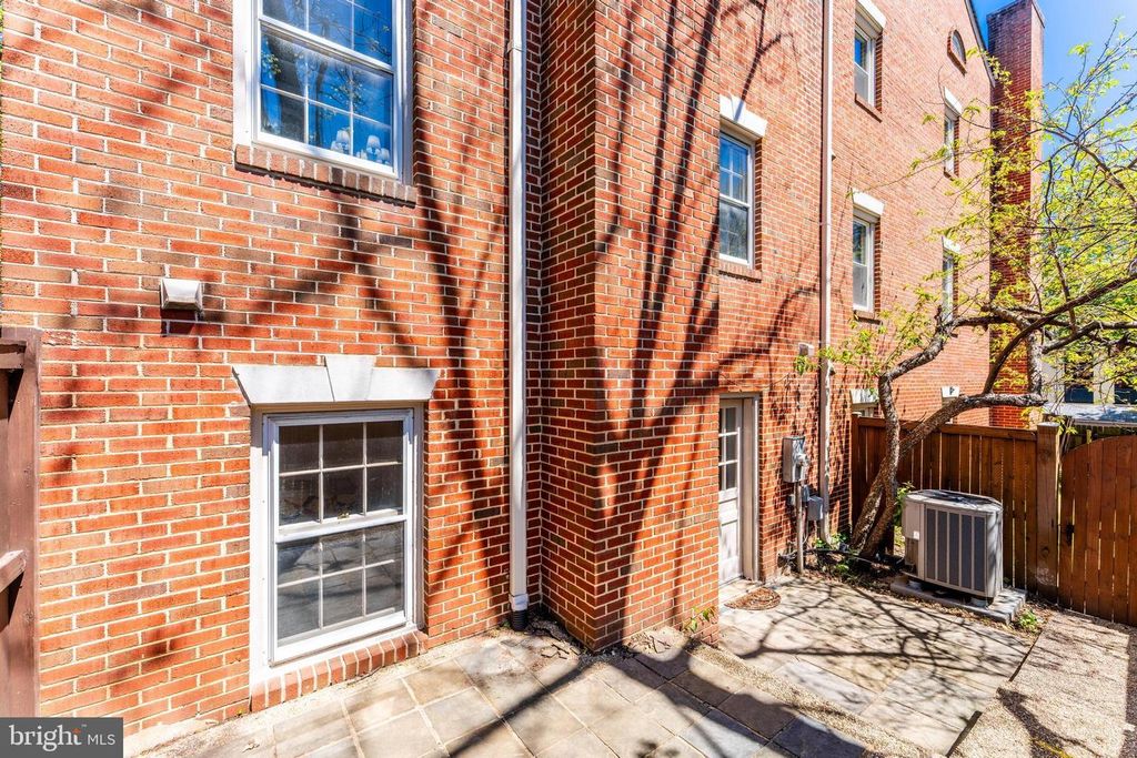 2111 N LINCOLN ST, Arlington, VA 22207
