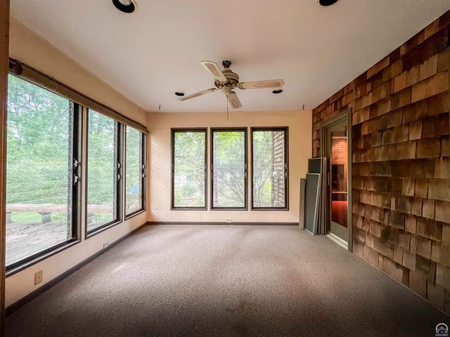 3217 SW 33rd Ct, Topeka, KS 66614