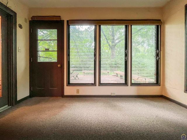 3217 SW 33rd Ct, Topeka, KS 66614