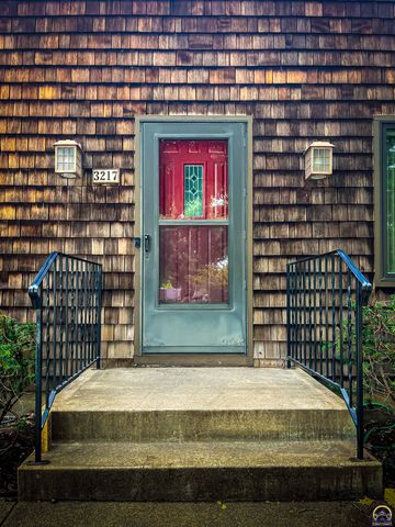 3217 SW 33rd Ct, Topeka, KS 66614