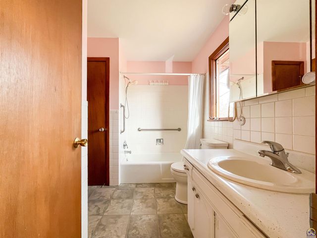 3217 SW 33rd Ct, Topeka, KS 66614