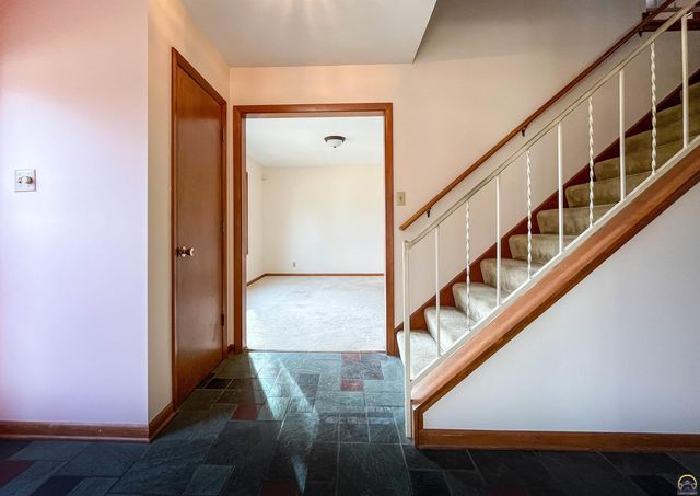 3217 SW 33rd Ct, Topeka, KS 66614