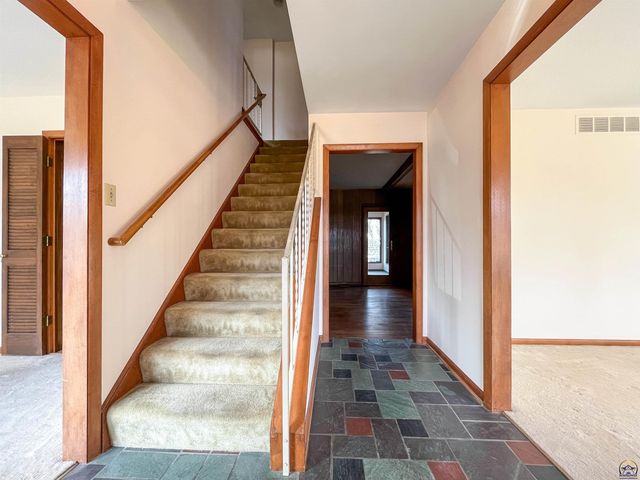 3217 SW 33rd Ct, Topeka, KS 66614