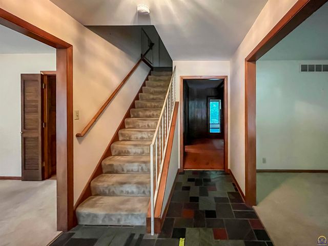 3217 SW 33rd Ct, Topeka, KS 66614