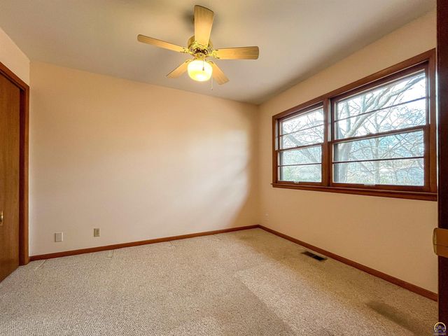 3217 SW 33rd Ct, Topeka, KS 66614