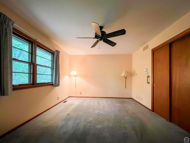 3217 SW 33rd Ct, Topeka, KS 66614