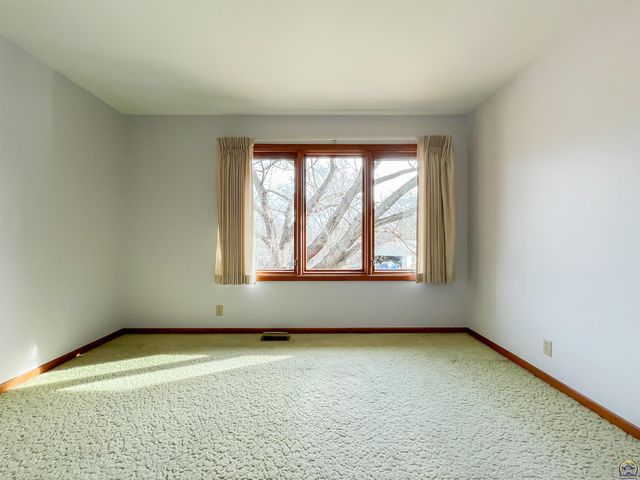 3217 SW 33rd Ct, Topeka, KS 66614