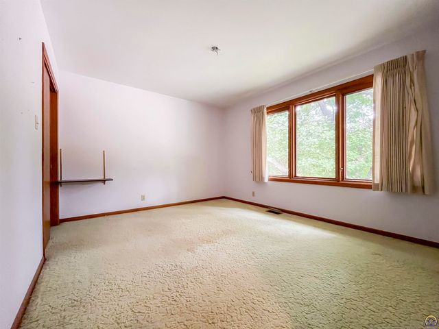 3217 SW 33rd Ct, Topeka, KS 66614