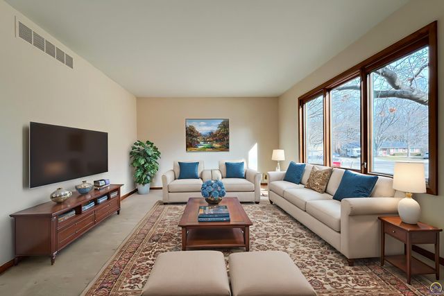 3217 SW 33rd Ct, Topeka, KS 66614