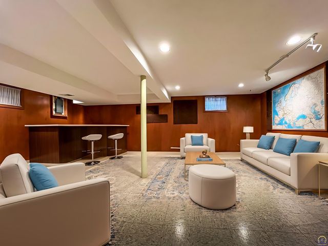 3217 SW 33rd Ct, Topeka, KS 66614