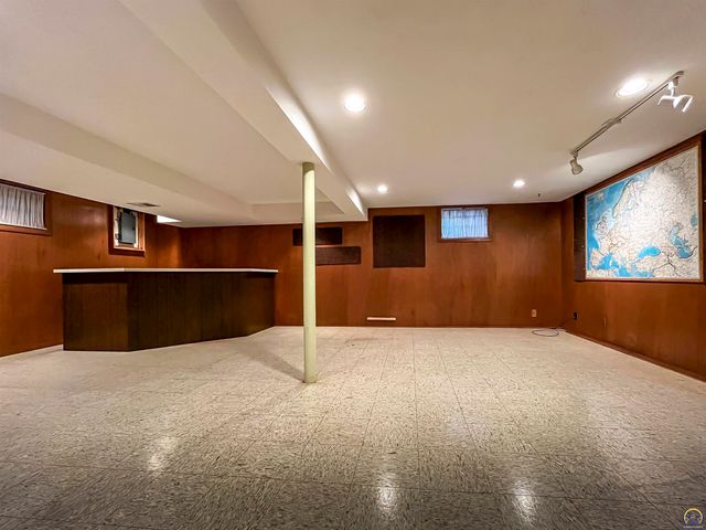 3217 SW 33rd Ct, Topeka, KS 66614