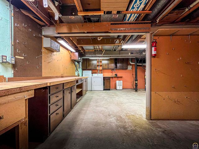 3217 SW 33rd Ct, Topeka, KS 66614