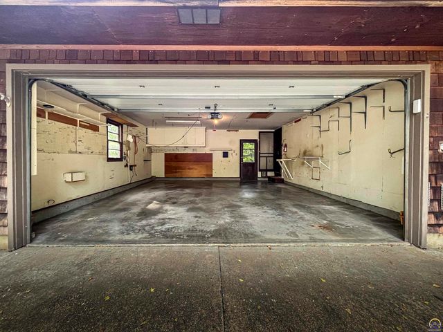 3217 SW 33rd Ct, Topeka, KS 66614