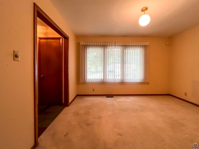 3217 SW 33rd Ct, Topeka, KS 66614