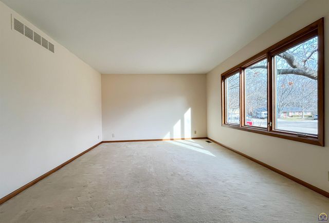 3217 SW 33rd Ct, Topeka, KS 66614