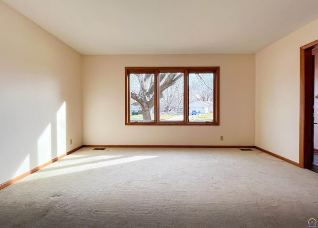 3217 SW 33rd Ct, Topeka, KS 66614