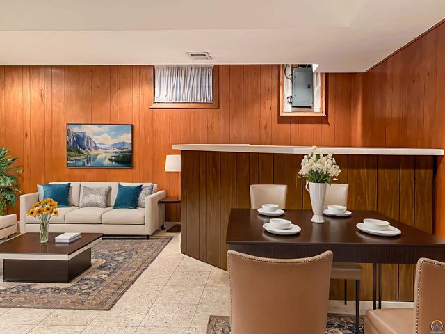 3217 SW 33rd Ct, Topeka, KS 66614