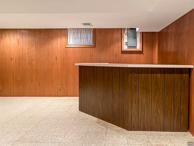 3217 SW 33rd Ct, Topeka, KS 66614