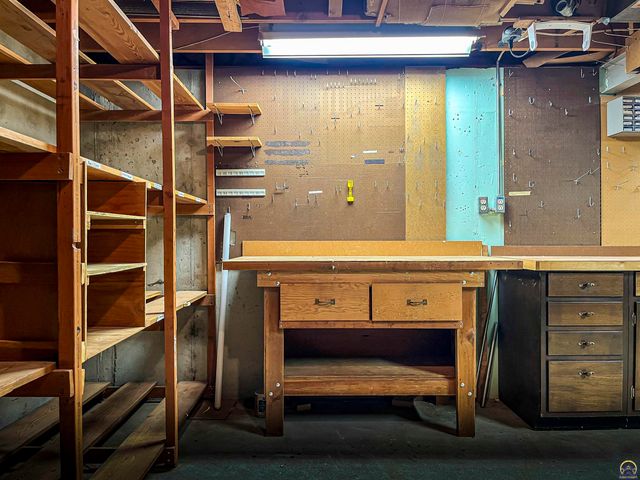 3217 SW 33rd Ct, Topeka, KS 66614