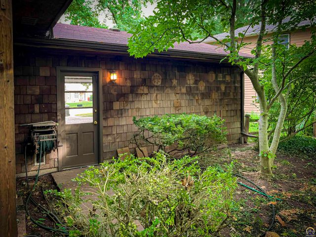 3217 SW 33rd Ct, Topeka, KS 66614