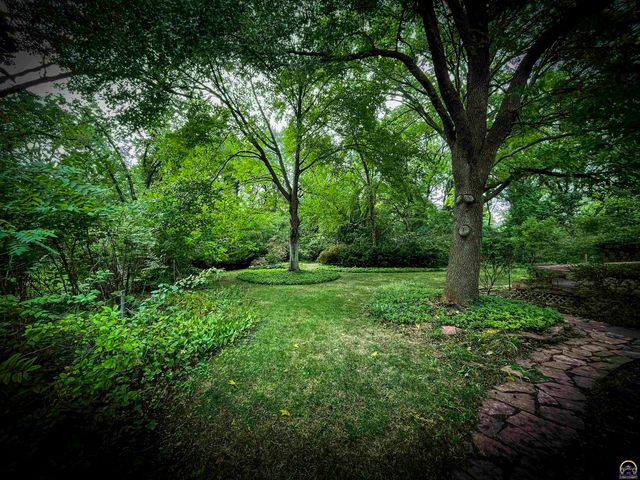 3217 SW 33rd Ct, Topeka, KS 66614