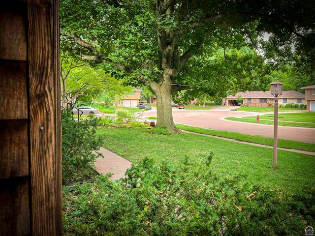 3217 SW 33rd Ct, Topeka, KS 66614