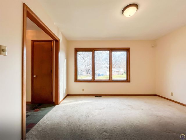 3217 SW 33rd Ct, Topeka, KS 66614