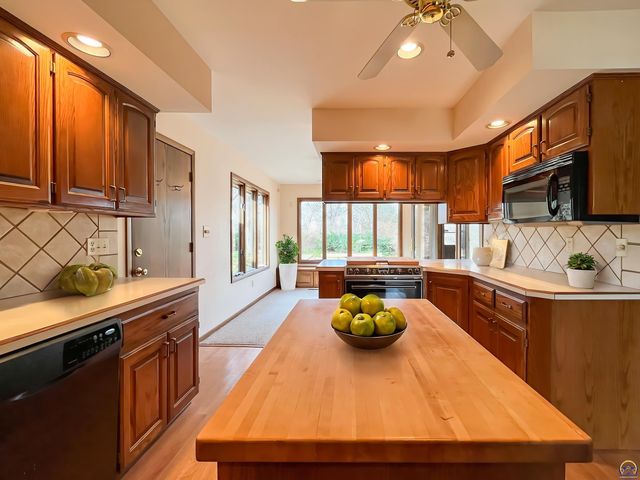 3217 SW 33rd Ct, Topeka, KS 66614