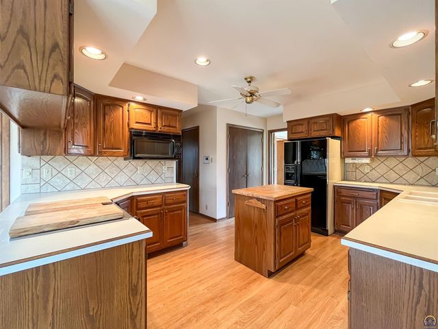 3217 SW 33rd Ct, Topeka, KS 66614