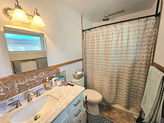 2528 SW Duncan DR, Topeka, KS 66614