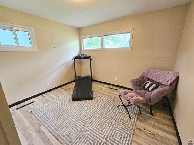 2528 SW Duncan DR, Topeka, KS 66614