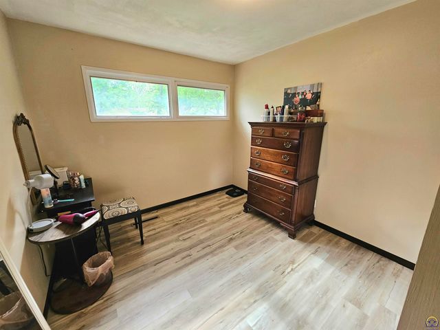 2528 SW Duncan DR, Topeka, KS 66614