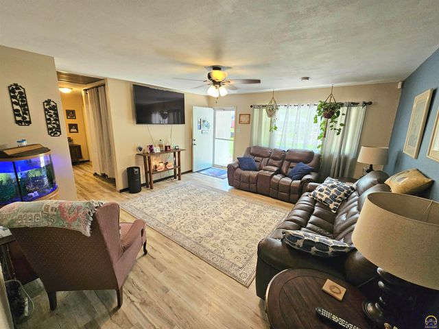 2528 SW Duncan DR, Topeka, KS 66614