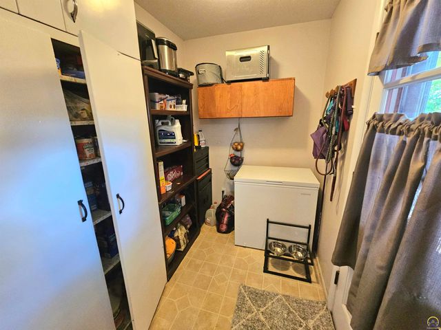 2528 SW Duncan DR, Topeka, KS 66614