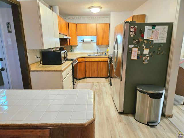 2528 SW Duncan DR, Topeka, KS 66614