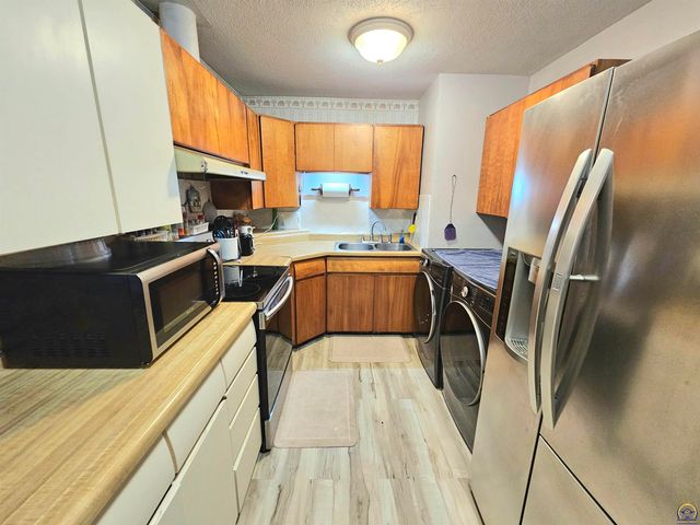 2528 SW Duncan DR, Topeka, KS 66614