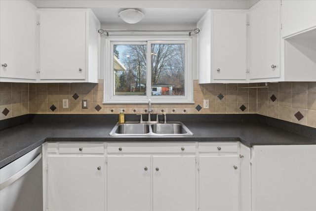 640 W Girard Avenue, Madison Heights, MI 48071