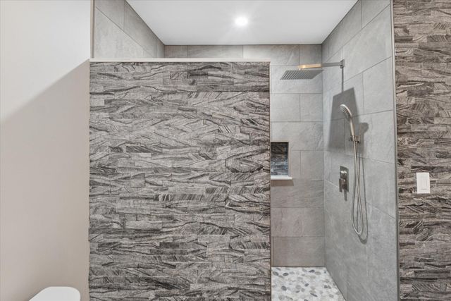 640 W Girard Avenue, Madison Heights, MI 48071