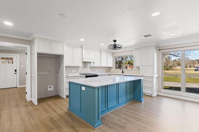 44271 Highway 105, Batson, TX 77519