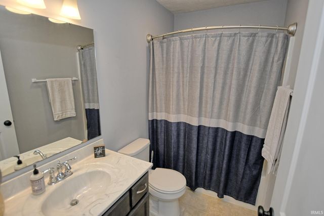 5132 Hidden Lake Drive, Evansville, IN 47712