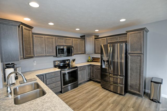 5132 Hidden Lake Drive, Evansville, IN 47712