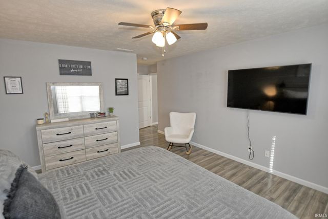 5132 Hidden Lake Drive, Evansville, IN 47712