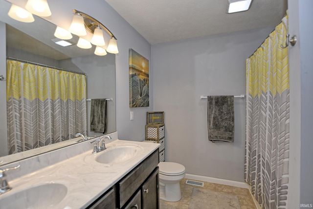 5132 Hidden Lake Drive, Evansville, IN 47712