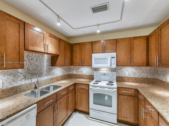 8390 SW 72nd Ave 423, Miami, FL 33143