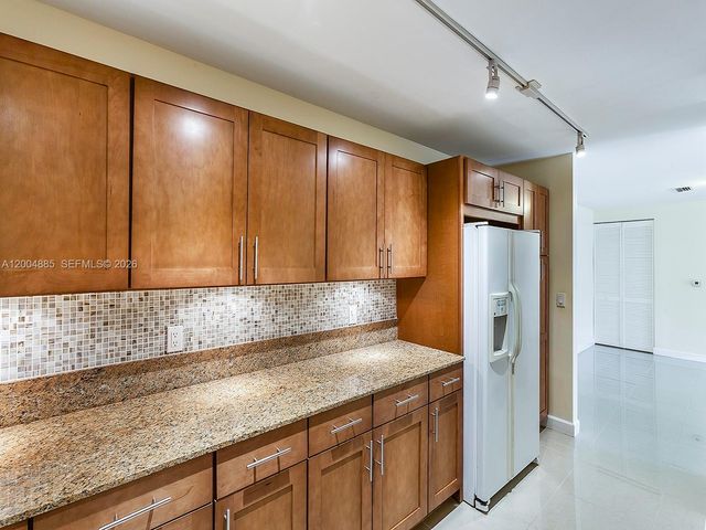 8390 SW 72nd Ave 423, Miami, FL 33143