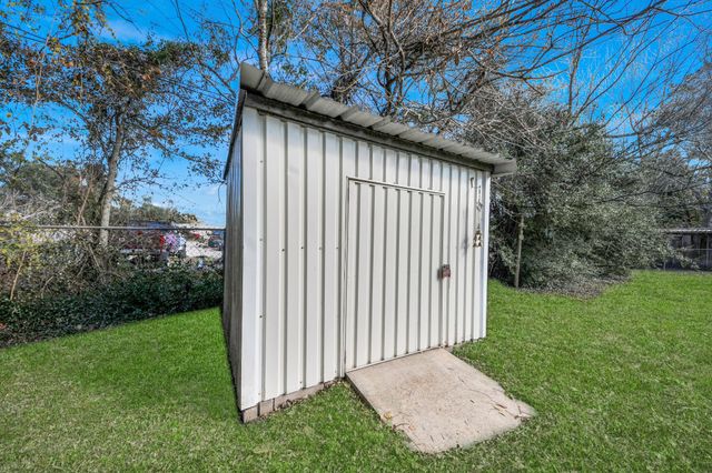 1103 Pine Street, Alvin, TX 77511