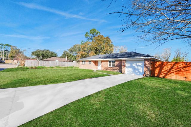 1103 Pine Street, Alvin, TX 77511