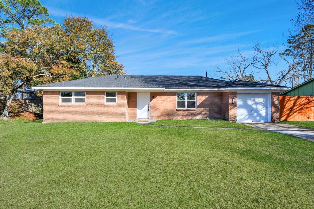 1103 Pine Street, Alvin, TX 77511